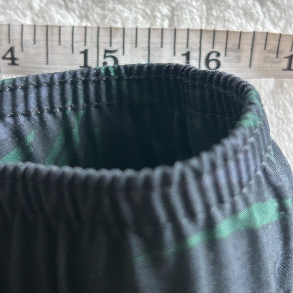 Quicksilver Men’s Black Printed Lined Board Shorts Size Large - Picture 7 of 8